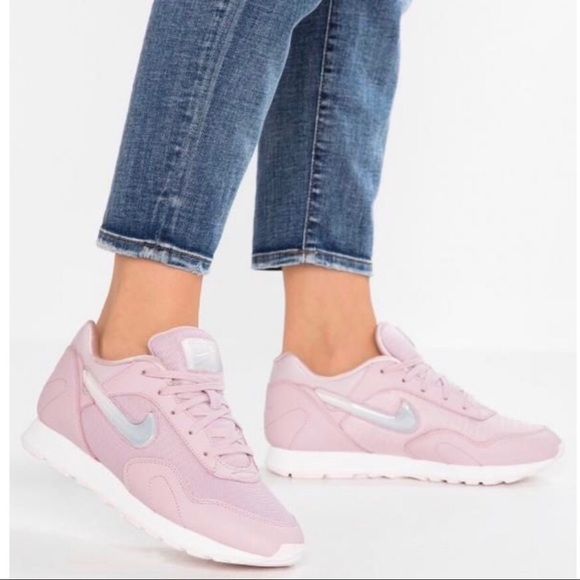 nike outburst trainers in white and pink